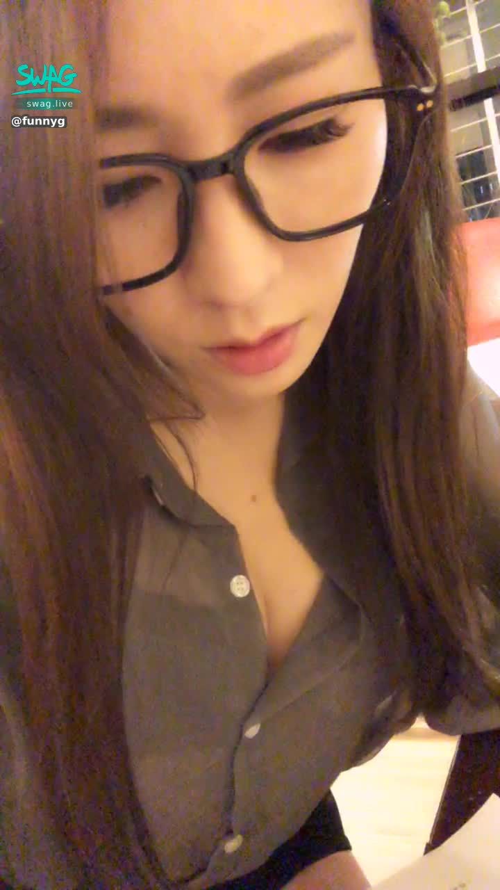 funnyg : 👩‍🏫與高中暗戀的老師再重逢💕美香老師決定幫我檢查履歷，她還是一樣認真，連胸部擠到我的手肘都沒發現，只是我...已經是男人了！