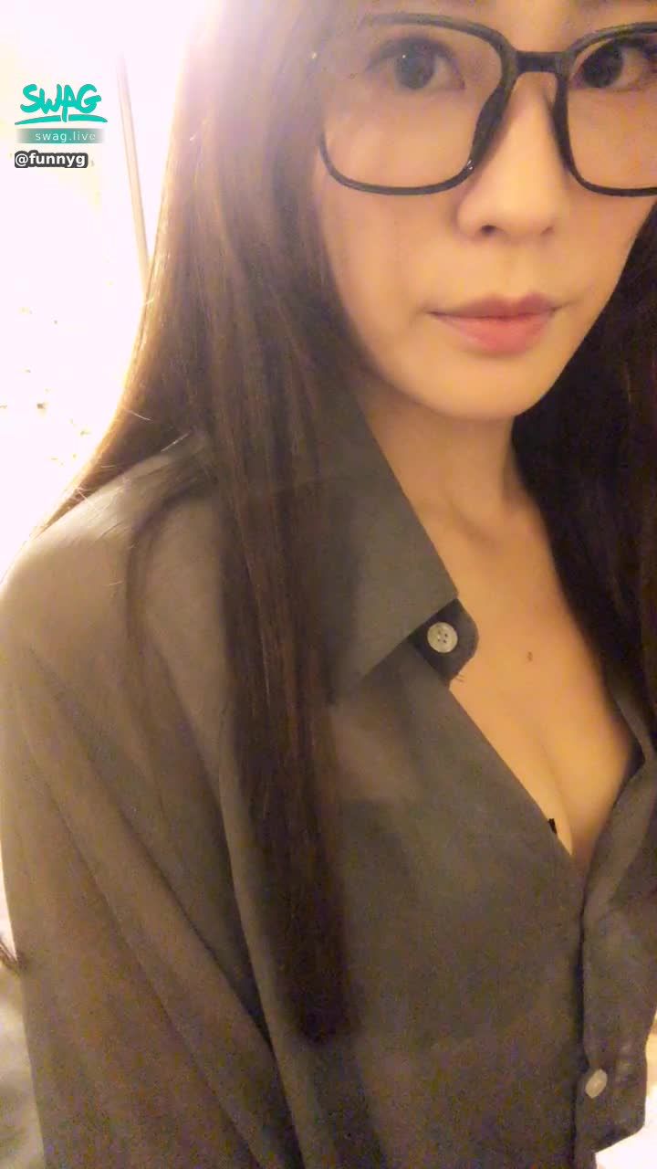 funnyg : 👩‍🏫與高中暗戀的老師再重逢💕美香老師靜默了一下，清了嗓子，開始像當年一樣的上課口吻..

邊說邊重新把她的胸部靠過來，我也意會到了...