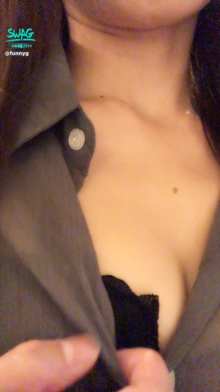 funnyg : 👩‍🏫與高中暗戀的老師再重逢💕她動也不動，我的手指緩緩伸進她的內衣，輕輕揉著突出來的那點

美香老師忍不住呻吟起來