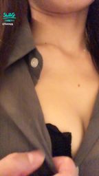 funnyg : 👩🏫與高中暗戀的老師再重逢💕她動也不動,我的手指緩緩伸進她的內衣,輕輕揉著突出來的那點
美香老師忍不住呻吟起來