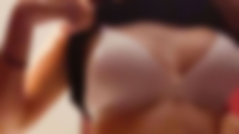 b**********m : 偷窺視角 廁所隨興扭起來挑逗 紅丁丁白內衣
