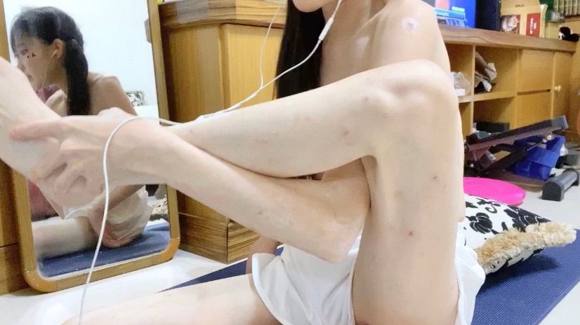 simonac : 殘寶貝有時間都在家裡練劈腿，這樣哥哥可以床上亂凹 /Learning how to split
