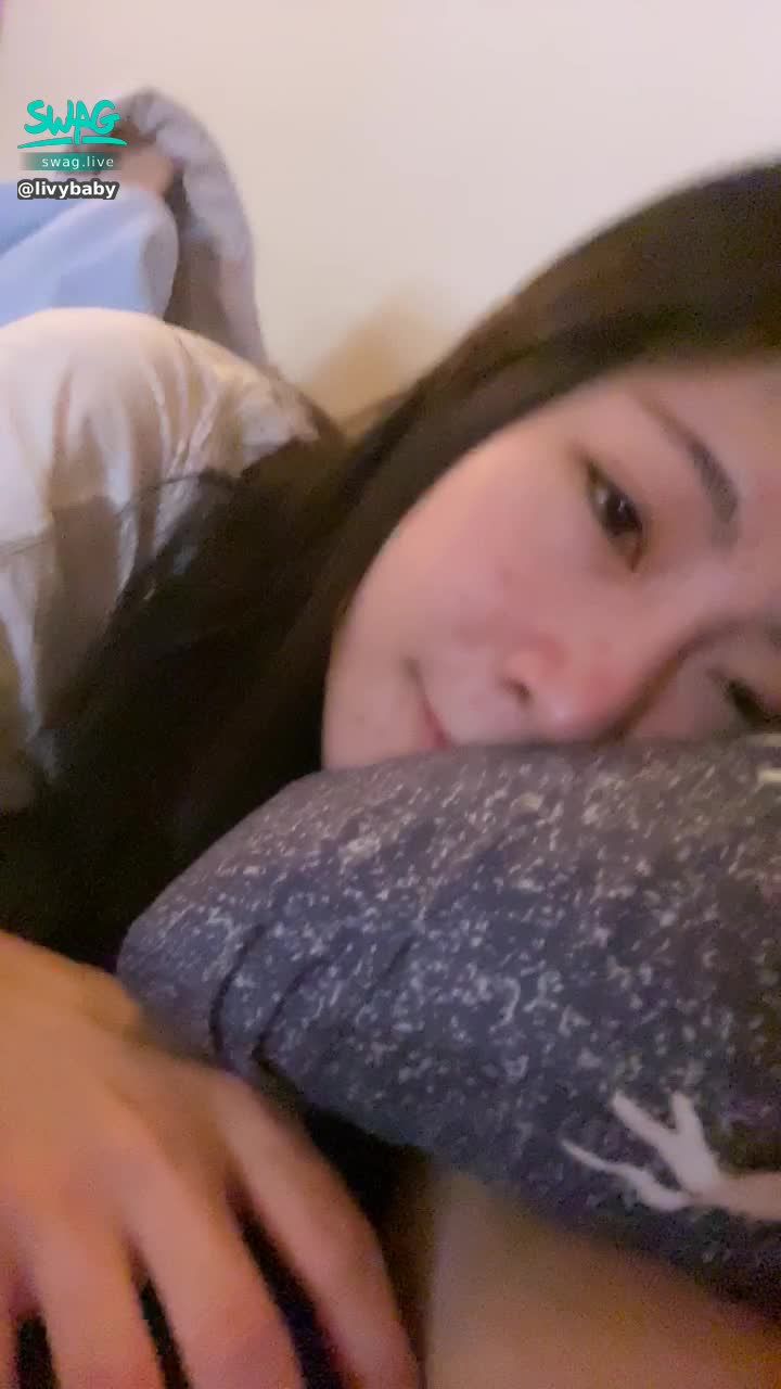 livybaby : 午安❤️
剛起床當然是素顏才合理
肚子有點餓了🥺