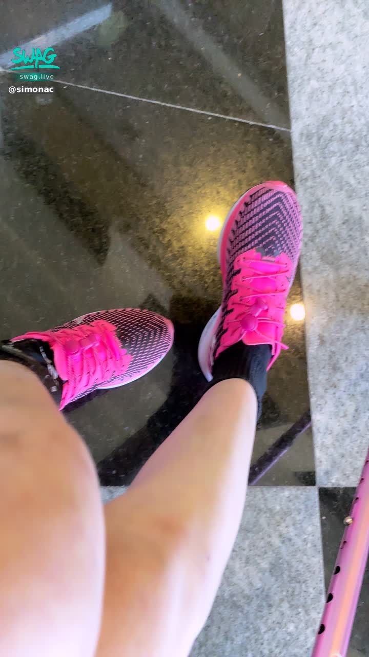 simonac : 哥喜歡我的鞋子嗎？like my shoes?