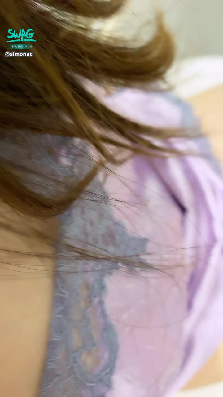 simonac : 新片上架吧！殘寶貝用一支要價$3000美金的口紅按摩棒慰慰！ New video up! Masturbating eith a $3000 USD lipstick massager