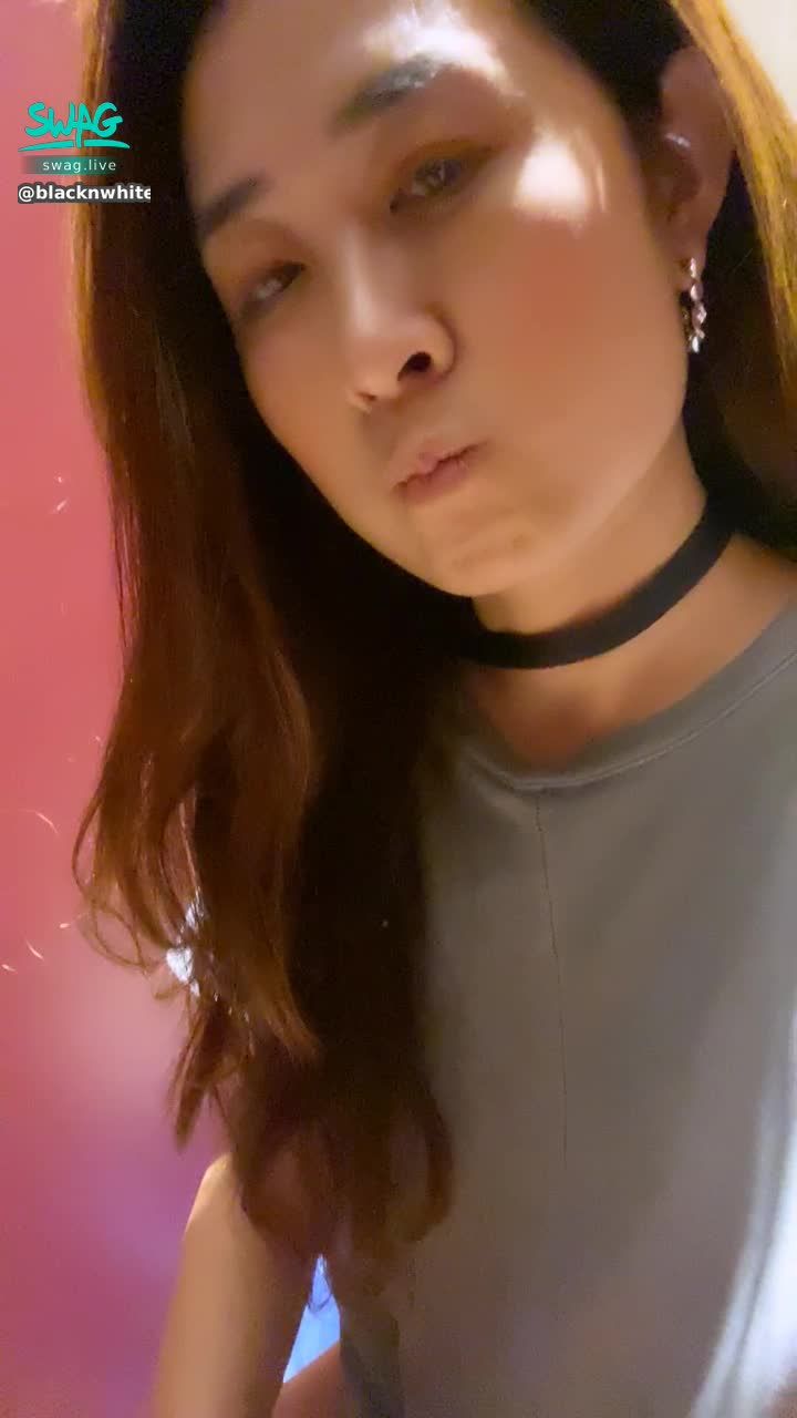 b**********m : 上個廁所 說早安 脫褲露腿腿 露臉