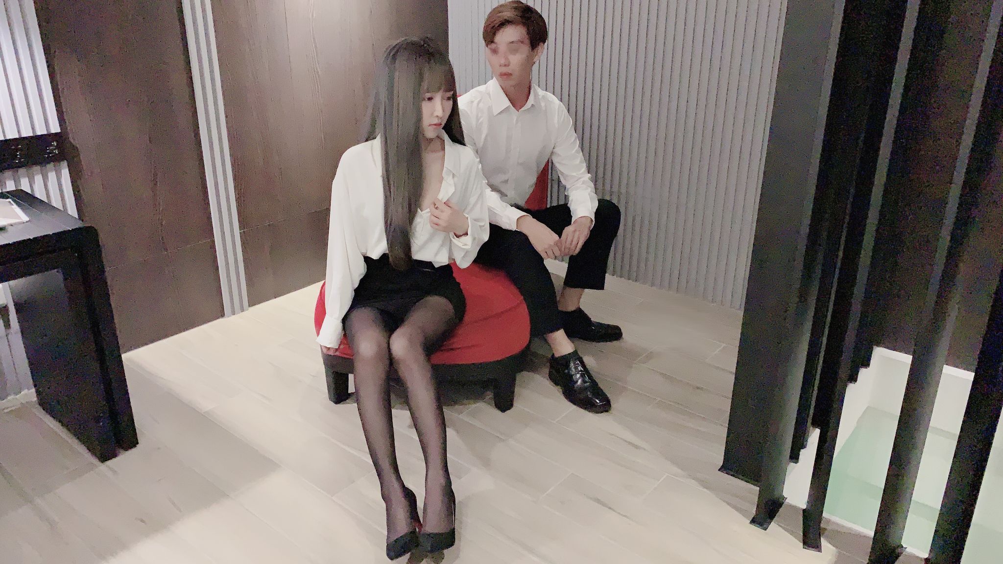 linlinbebe : 📹影片22分鐘➡️超辣的美腿OL女同事和絲襪控老闆偷情，正妹秘書一邊口交一邊蹭著老闆，迷茫的眼神又穿著開襠黑絲襪色誘誰受得了❓直接命令小秘書腿張開，霸氣扯破絲襪❗️粉嫩一線鮑瞬間一覽無遺😝連脫都不用就可以直接插入～真方便啊❗️射到滿滿精液拔出來還亂滴💦偷偷說🤫想看白襯衫被蓮蓬頭噴灑到若隱若現的加碼片段嗎❓趕快收藏唄‼️尺度不會讓你失望😳老規矩一樣按讚私訊琳琳本人傳給你2部隱藏版影片唷❤️