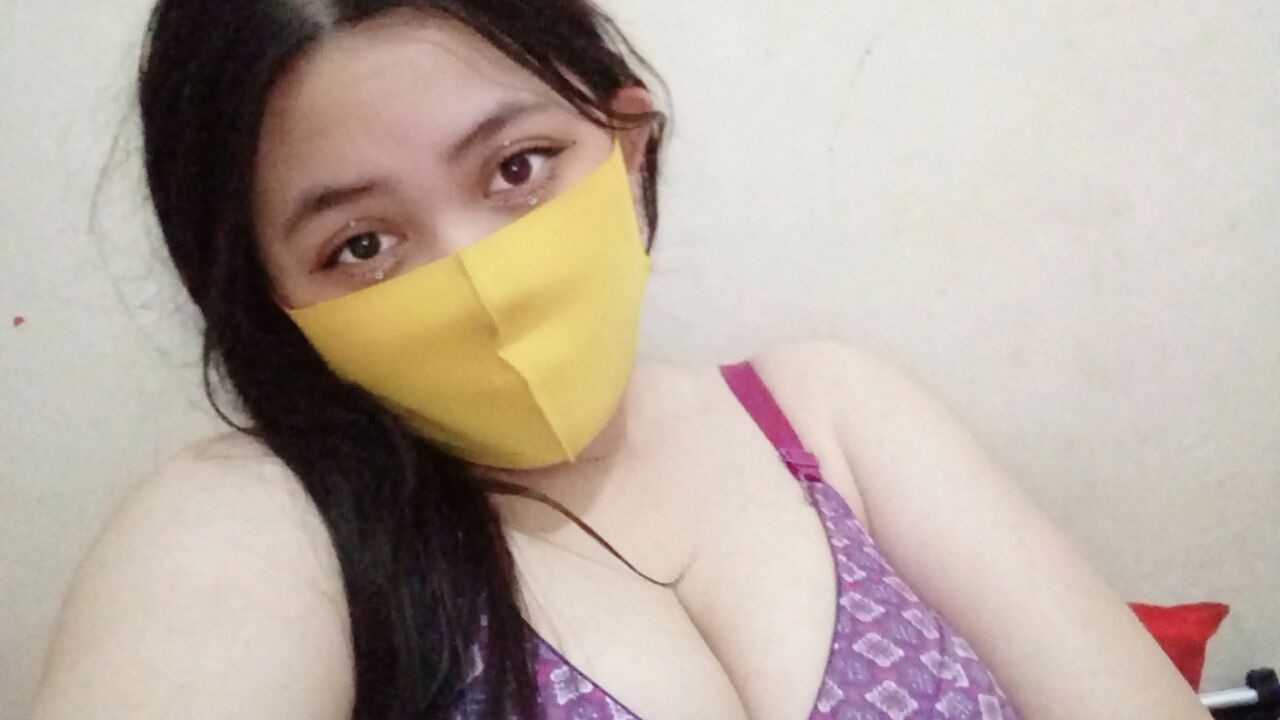 q******e : Woman masturbates while bathing🔥💦💧