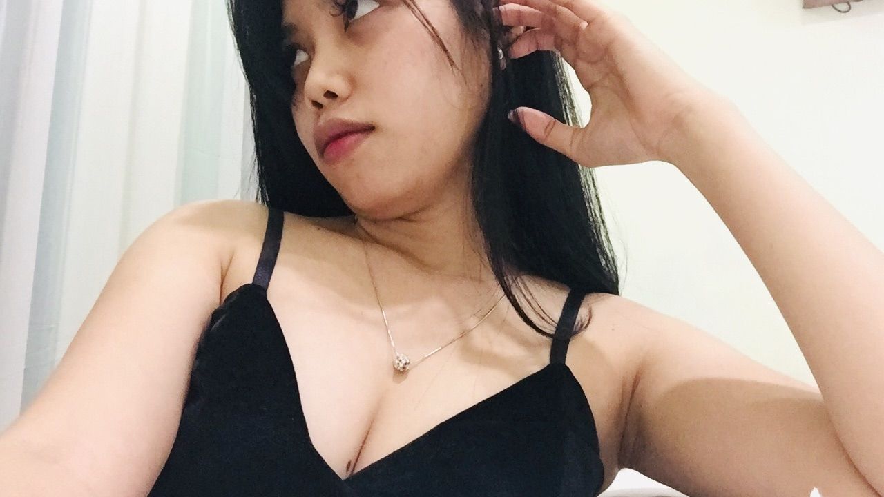 annatasya : playing in bathroom