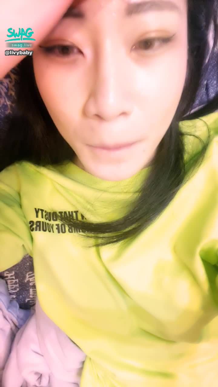 livybaby : 明天團播日⚠️
真的是我每個禮拜最期待的一天欸💕
希望大家某個天時地利人和的日子可以十位主播一起開😂一定爆炸性好玩的啊🔥
說不定我們經紀人姊姊會一個太嗨跑進來😅
欸乾我覺得這事情有八成會發生欸我是不是該擔心😶