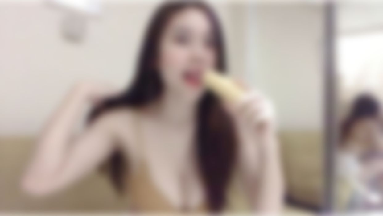 celinne : Lick and suck banana look like your dick💦💦💦