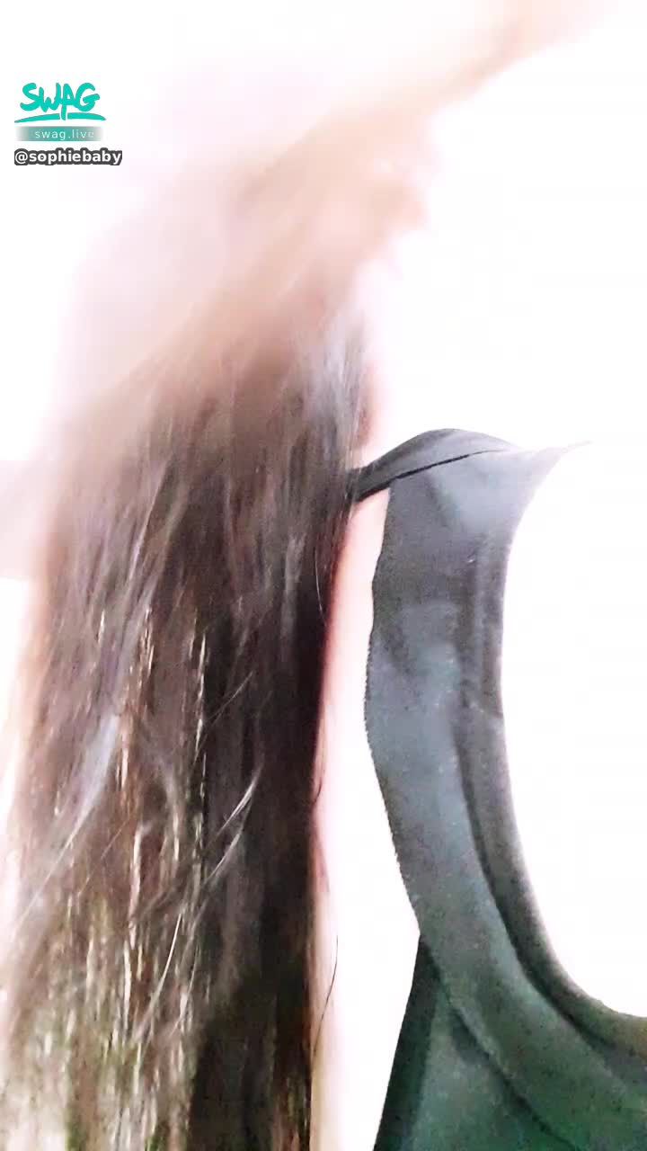 s********y : 剛洗好濕濕的☺️🥰🥰
有人要來幫忙吹嗎？😚😚😚