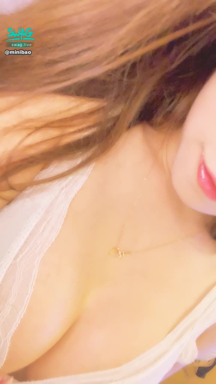 minibao : 🎉恭喜🎉 新影片剛上映就破800解了！
現在只要截圖按👍🏻+799手指❤️禮物
就送✨3部✨隱藏版大尺淫片噢


[HF-0002]太放肆❗❗冷宮妃子借精授孕

影片介紹：

寶妃命令太醫將濃濃的精液都射向子宮深處...
激渴已久的淫蕩寶妃，為了懷龍胎勾引太醫上她，後來太醫卻迷醉在寶妃濕潤狹窄的陰道裡，堅硬的陰莖一次比一次更深地插入寶妃的身體裡，太醫爽到想幹久一點！！！不想太快射精💦💦💦