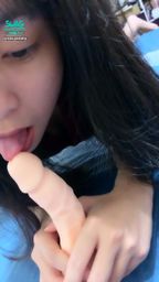 sexyemily : (露臉 練習吹屌1 )一秒鐘舔15下?!