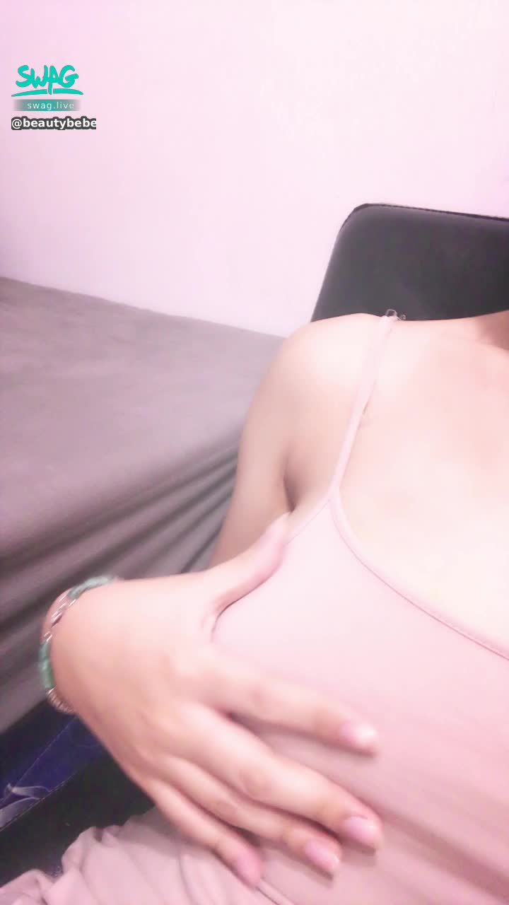  : 在家就是以舒服為主❤️
穿著一條小褲褲再一件背心到處跑😛