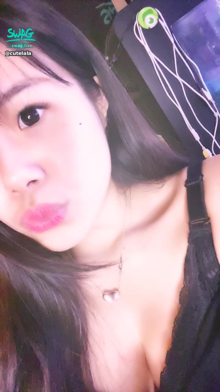 c******a : 播到一半斷線啦😂😂😂
好啦為了補償你們陪我這麼晚，給你們看我從漂亮到變醜的樣子🤣🤣🤣🤣

等一下2點直播唷💕💕💕
