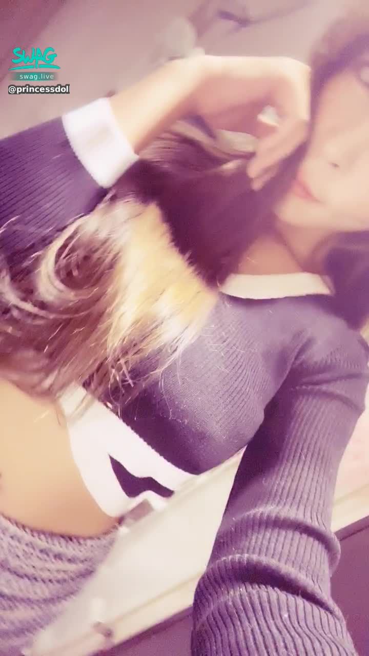 princessdolly : 寶貝早安⛅️今天有點涼涼的出門記得加件外套喲❤️娃娃穿這樣是不是會被路人看到凸凸的吶(///▽///)