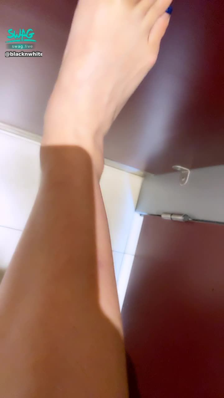 b**********m : 腿控快來露指 近距離摸長腿 偷窺短裙