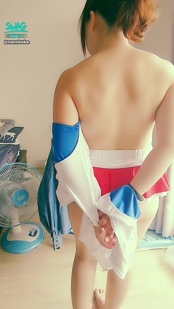  : Cheerleader girl showing horny expression after taking off top