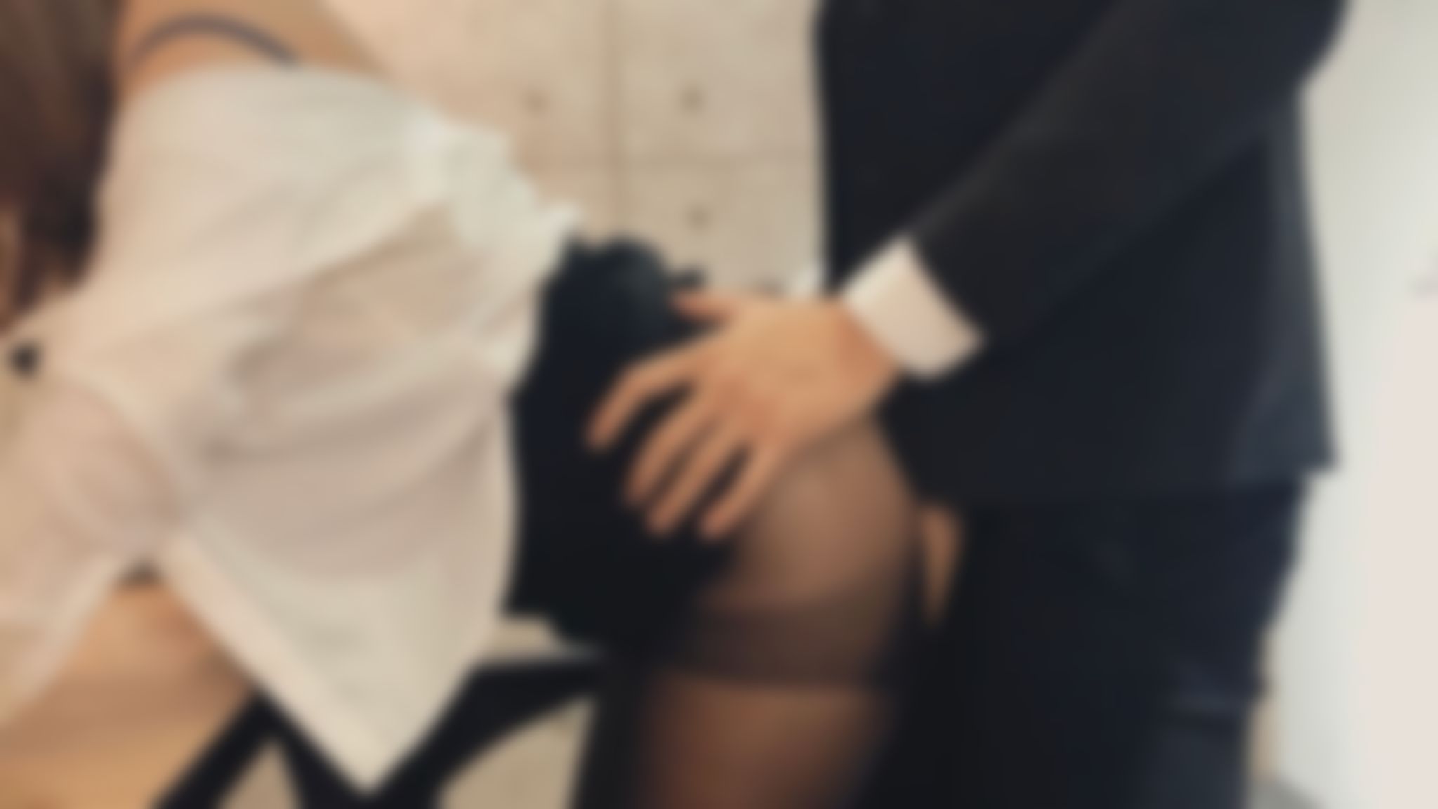  : 開會時旁邊的女同事一直誘惑我🔞扯破她絲襪直接幹❗️