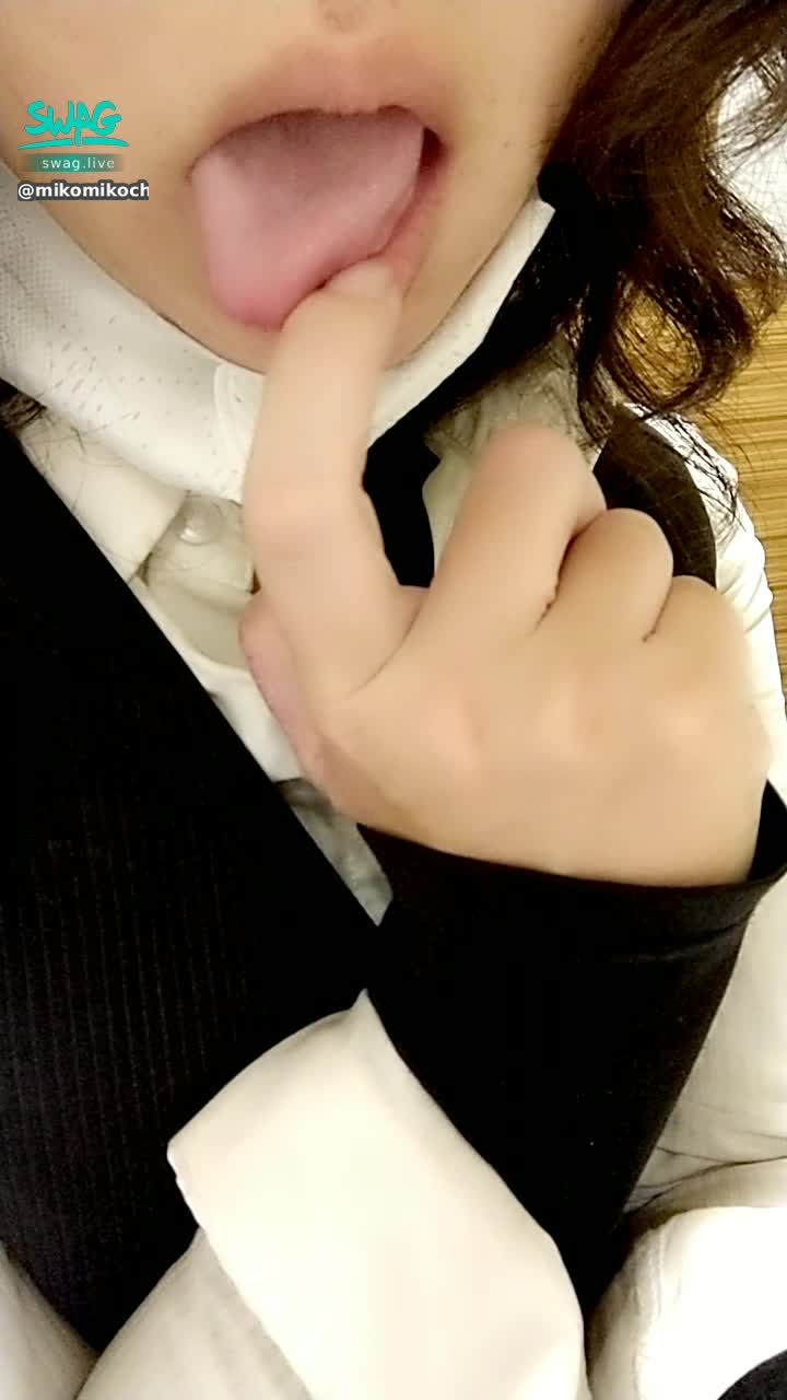 m*********u : 怎麼辦~突然想吃宵夜了.....😳😳
你要下麵給我吃嗎？