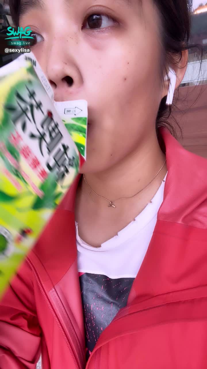 s******a : 運動完就是要舔喝一下飲料～想被舔舔嗎😳😳