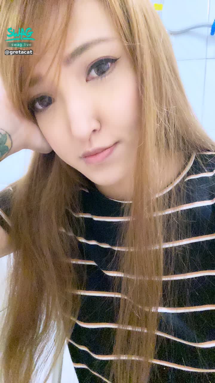 g******t : 親愛的寶寶們，這幾天小貓忙翻了，每天都忙到好累很晚才回家🥺後面有欠影片的 禮拜天補上喔！拜託寶寶等我 ❤️啾咪