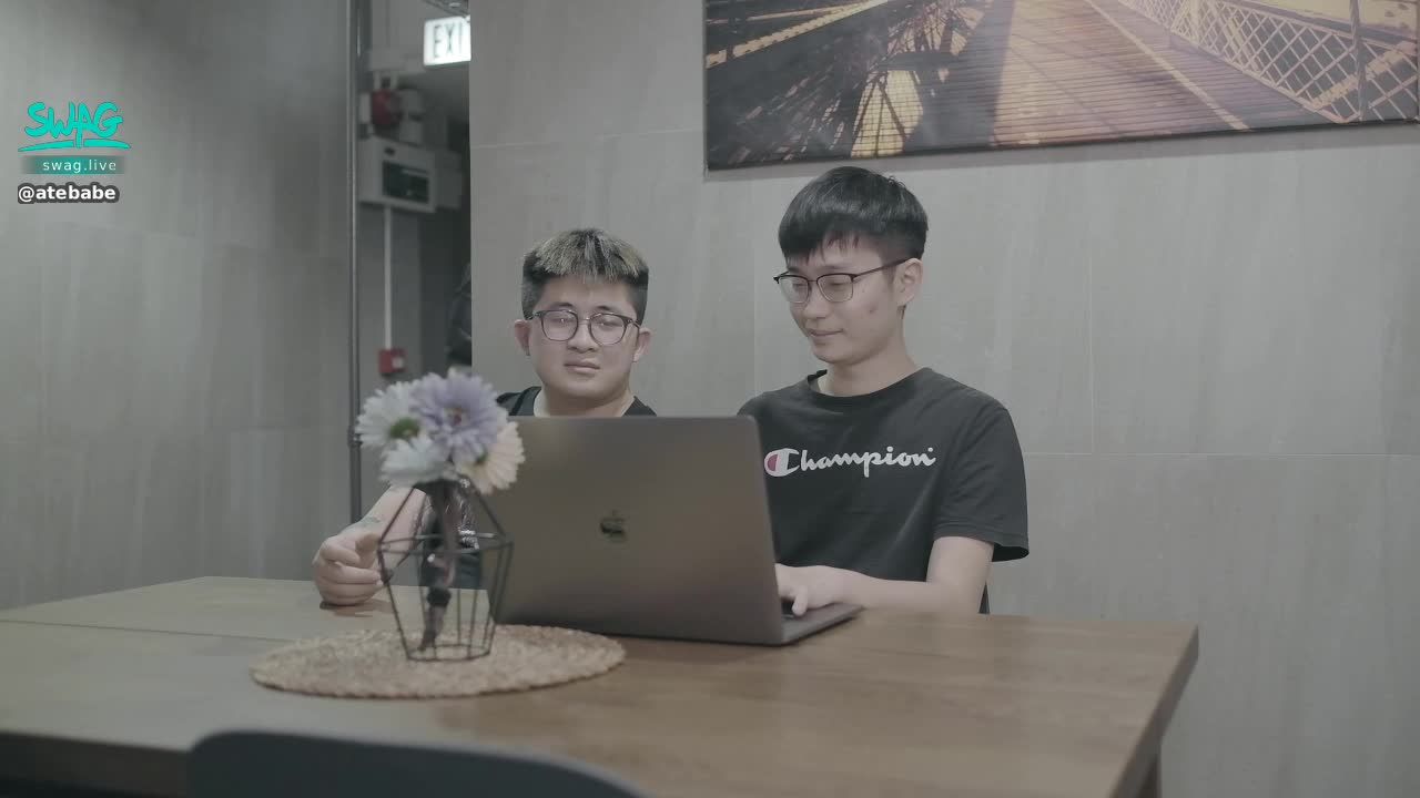 atebabe : 老公帶了同事上來工作
我跟老公認識了很久的同事一起聊天
期間同事對我作出性暗示
我竟然在老公面前. . . 
做出這麼羞恥的行為

觀看後按讚追蹤  立即送你最新的淫蕩花絮