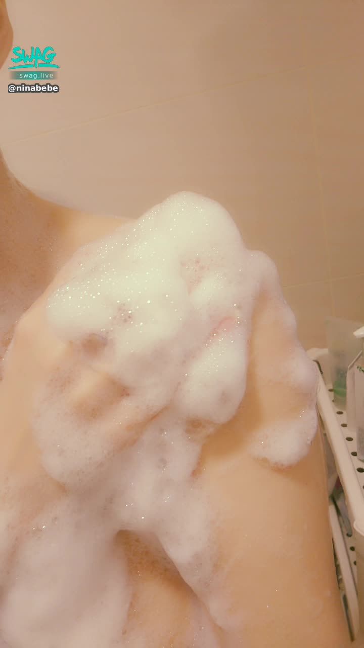 n******e : 🛀🛀🛀洗泡泡澡～晚上才能有精神上工👻👻