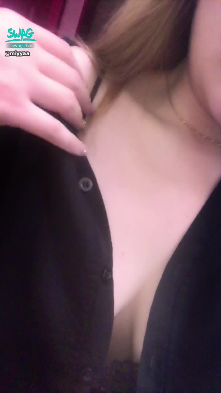  : 煮饭后🥵热丫~ 谁要帮我擦汗🥺