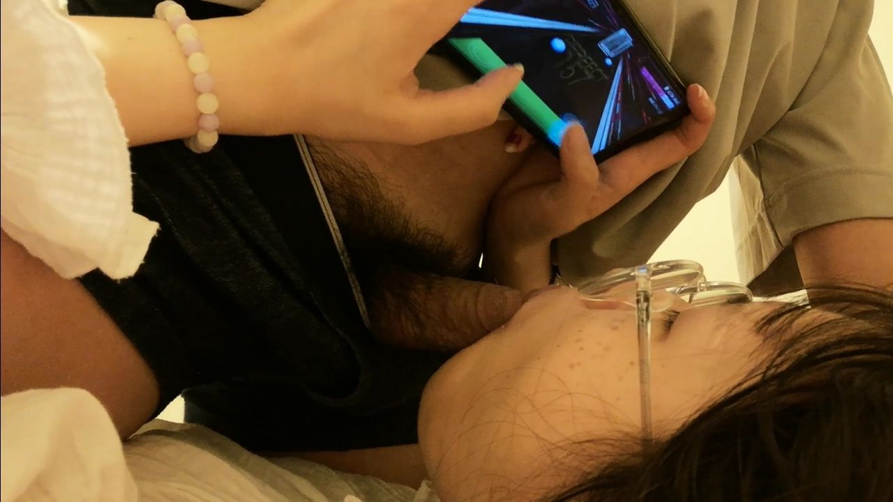 minicat : 宅女的手黏在手機，怎麼樣也無法讓她停止遊戲？用雞雞測試她的耐心，邊玩遊戲邊被玩～