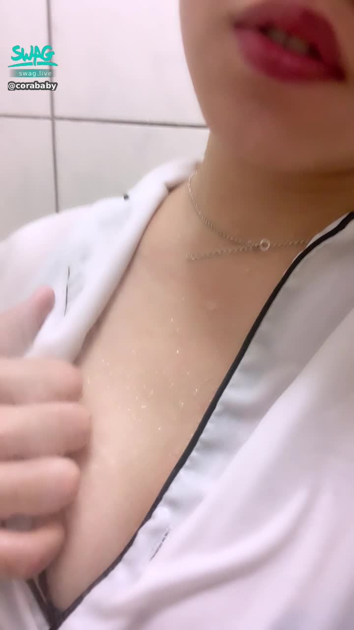 corababy : 🌸 cora新寶貝 💕 有人把這些水舔掉嗎😝水嫩雪白的胸部看起來真的好可口😳