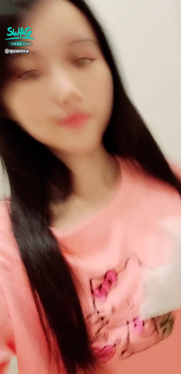 quanna : 露臉❤️尿完該擦乾淨...結果怎麼直接摸了起來😱外面有人還這樣叫🙈🙈