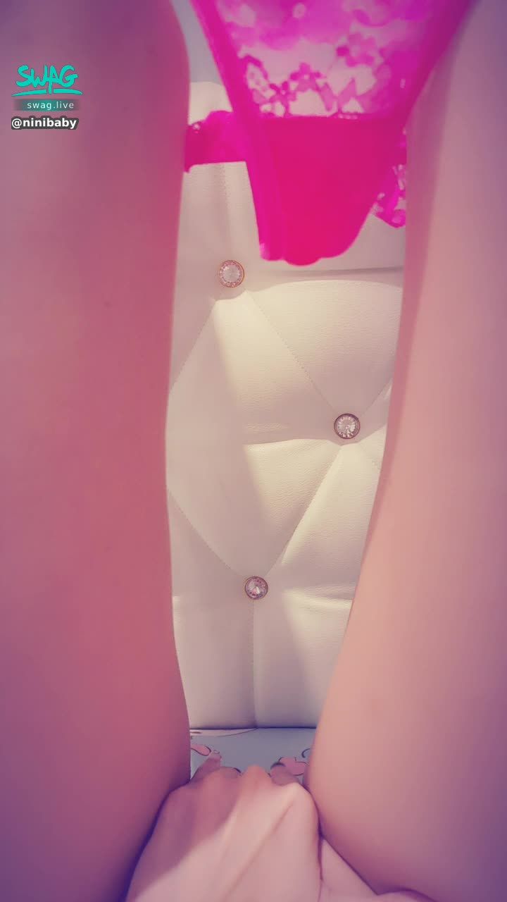 ninibaby : 深夜最適合一個人偷偷的🙈做壞事❤️

有寶貝想看妮妮慰慰Live秀嘛🔞🔞

趕快私密我👉🏻👉🏻「想看你慰慰」

玩著玩著小穴已經被玩到濕濕的💦💦

⚠️快用你的長度測量我的深度吧⚠️