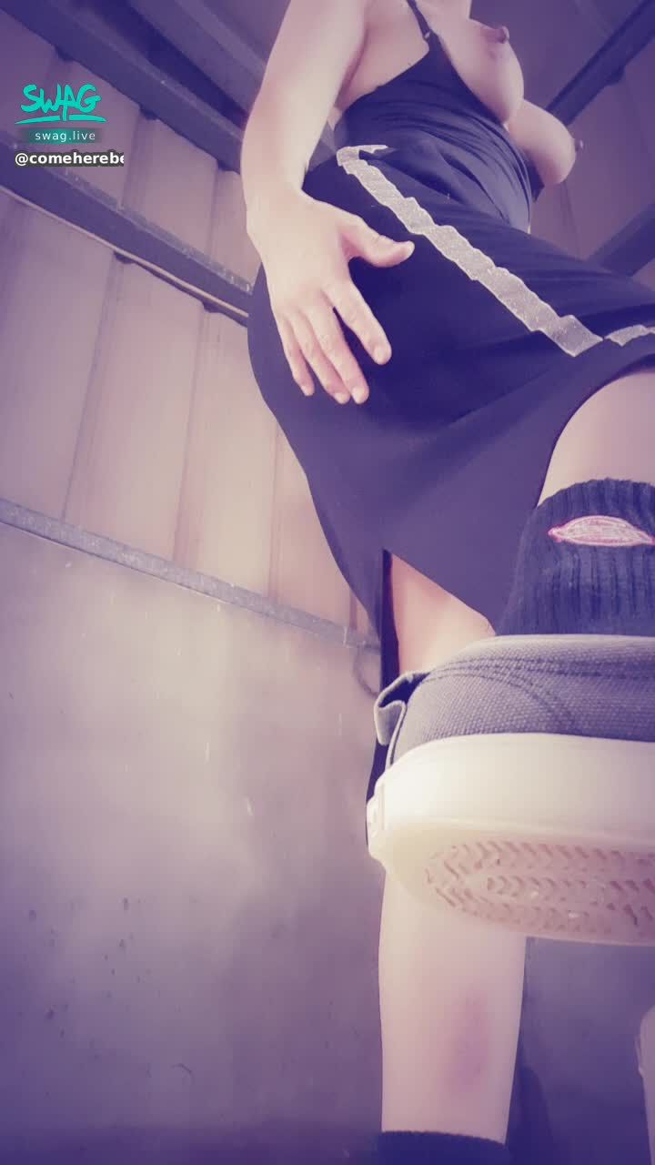 c**********e : 從底下看底褲，撫摸自己😳😳😳
