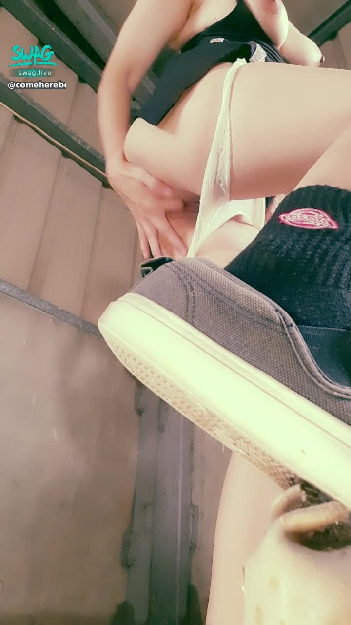 c**********e : 一隻手指頭插入就好有感覺～🥵🥵🥵