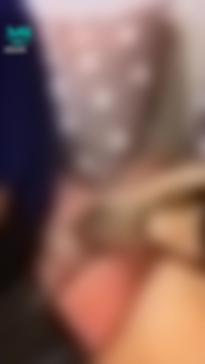 siyueh : 我哥在打ps4，結果我在旁邊揉我的奶😈😈
