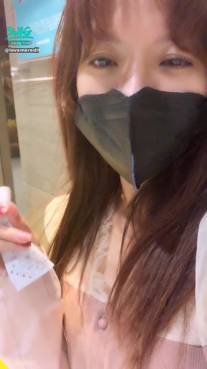 lovemeredith : 🎬
看二輪片：訂製幸福的滋味，想知道我有沒有幸福？2100來看我直播
💵

🧝🏻‍♀️美騷vivi的第一隻長片粉粉請享用，喜歡麻煩幫我按讚👍
https://go.swag.live/P9hksoBFhiXaYkGs8

㊙️包月vip

⚜️約會有2️⃣種

🗽直刷約會⏩別墅🏡*3

11/30 00:00-12/6 23:59 抽籤約會
☄️極速約到薇薇，想約就約🔜
送1支籤送3部vivi甜美淫蕩片
送30支籤送包月vip騷浪蕩淫片1個月
送61支籤送保底約會1次
50籤抽1粉就能和我甜蜜約會呦 

💎
每天見不同的人，每個人幾乎在說不快樂的事，事業成功的說工作壓力大，工作清閒的人說這行業沒前途，沒有成家的說為什麼還遇不到適合自己的人，遇到的卻說不合適，幸福相足球一樣踢來踢去，煩惱相獎盃一樣不可撒手。其實我們擁有的才是自己的幸福，爭取的既是希望，失去的只是記憶，而快樂是源自內心。
🎀

⭐️每天晚上21:00-23:00來直播間壞壞
     送包包👛，讓你射好舒服睡😴
      ♥️加開00:00-0800時段♥️
⭐️約會直接談，不囉嗦🤗
⭐️新老粉💦濕訊，送高跟鞋👠、約會籤🎁
     或抬槓6️⃣句送大尺現拍私藏片