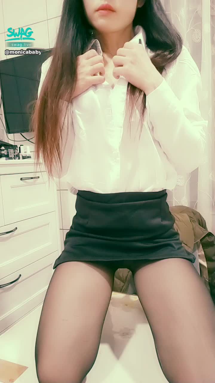 m********y : 🔥OL系列/ 經理~ 人家好熱喔.. 慾火焚身..你可以幫我脫嗎？🥺