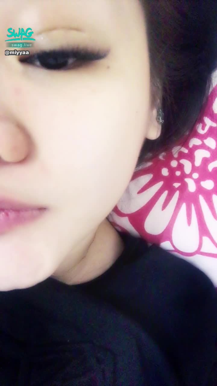 miyyaa : 不甘愿起床 🥺 哥哥要帮miya吗 🙊👄👅