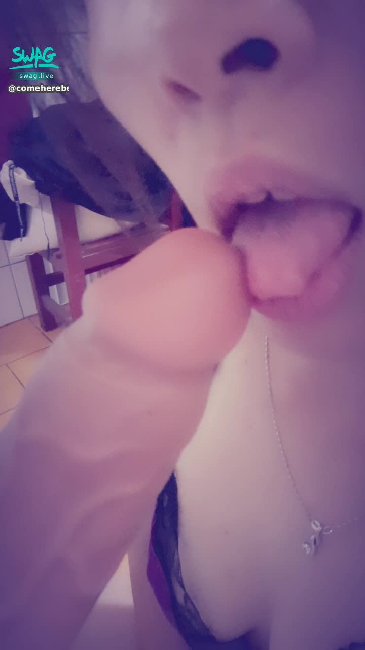  : 我來樓下廚房找食物～找到一根棒棒來吃。