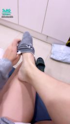 b**********m : 今天天氣冷 記得穿襪子 脫掉讓你看腳趾 有指甲油