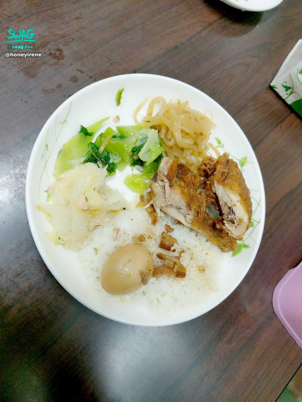 h********e : 終於吃到飯了 😂
這半碗飯量有點多
有一種餓是老闆娘覺得妳餓？🤔