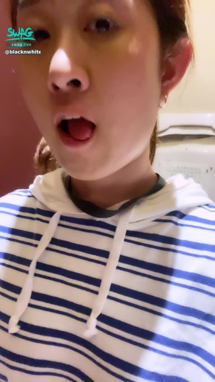 b**********m : 舌頭挑逗！今天內衣穿這樣 奶奶！