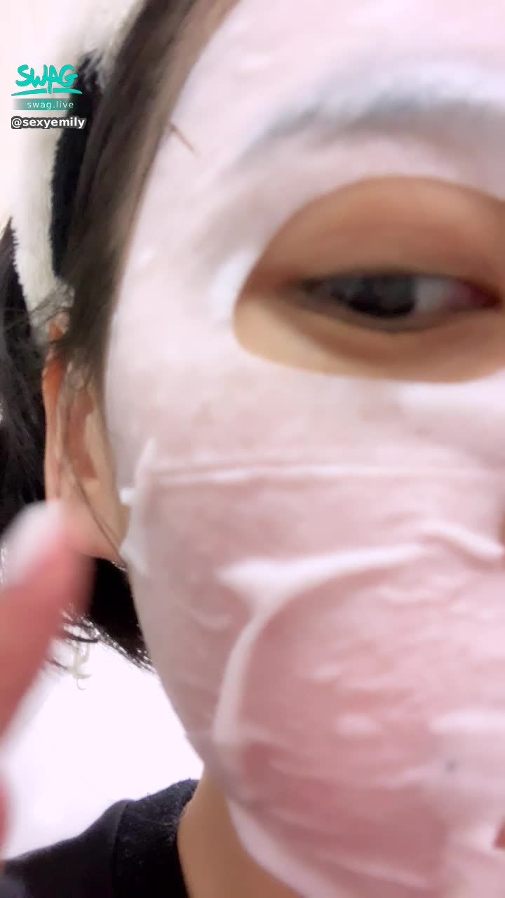 sexyemily : 白白的～～～濕濕的☺️