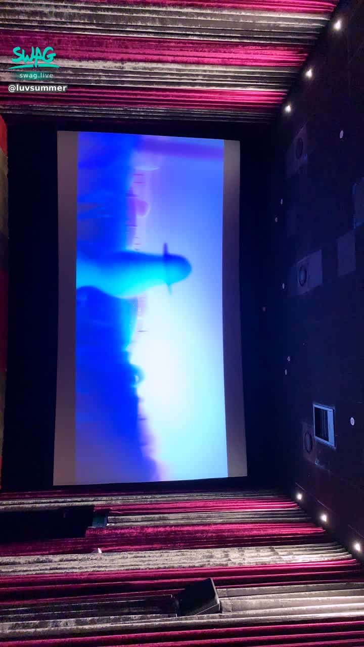  : 好久沒來看電影唷❤️
有沒有人在電影院做過壞壞的事情呀？😉😉😉

🌈猜猜我來看什麼？答對直接領隱藏片一部！🌈
（不是螢幕上那個啦！）