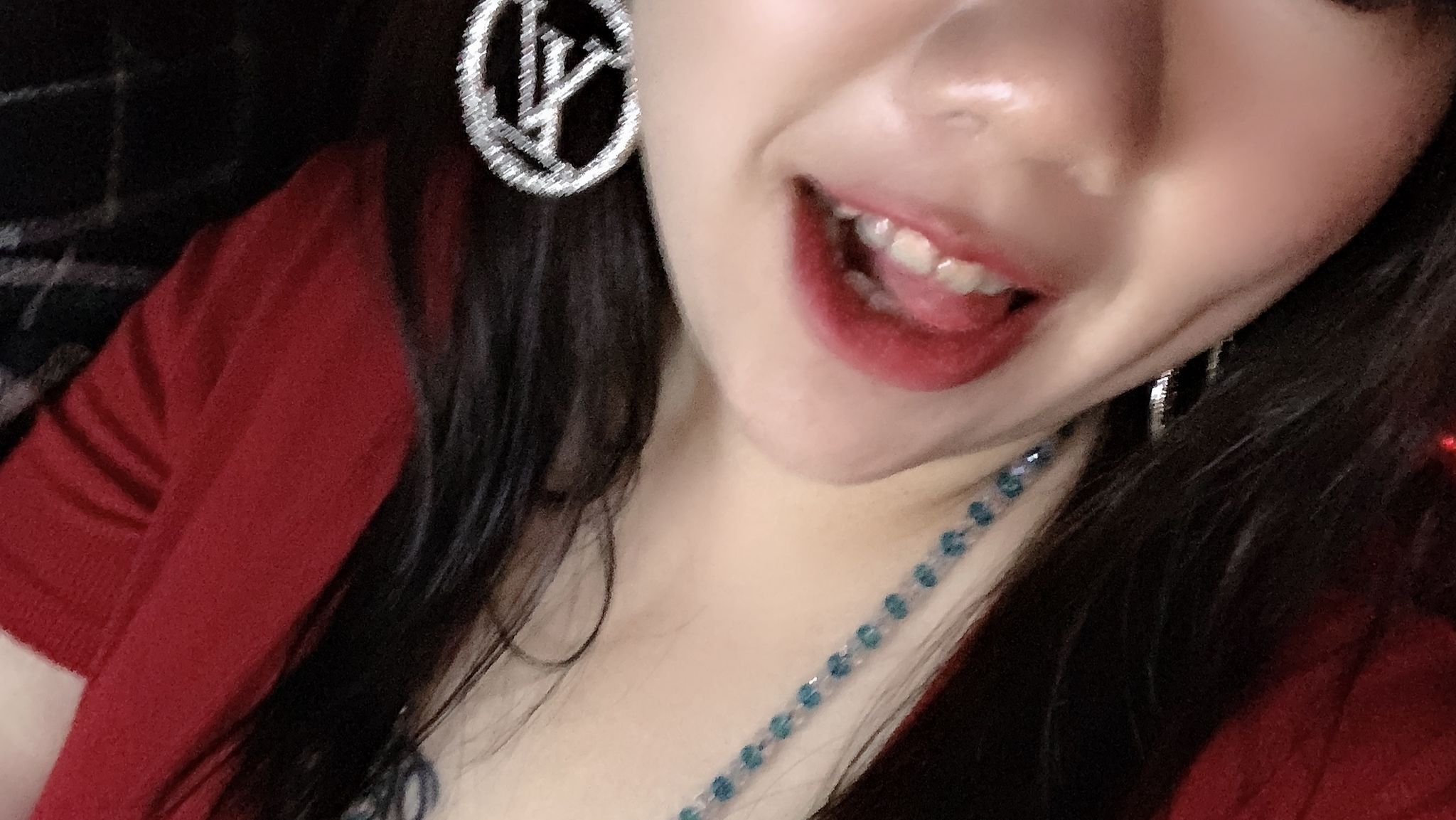 h******a : Christmas Eve 🤶 My debut is so wet, so wet, my parents are sleeping next door, and I am orgasm 😝😝