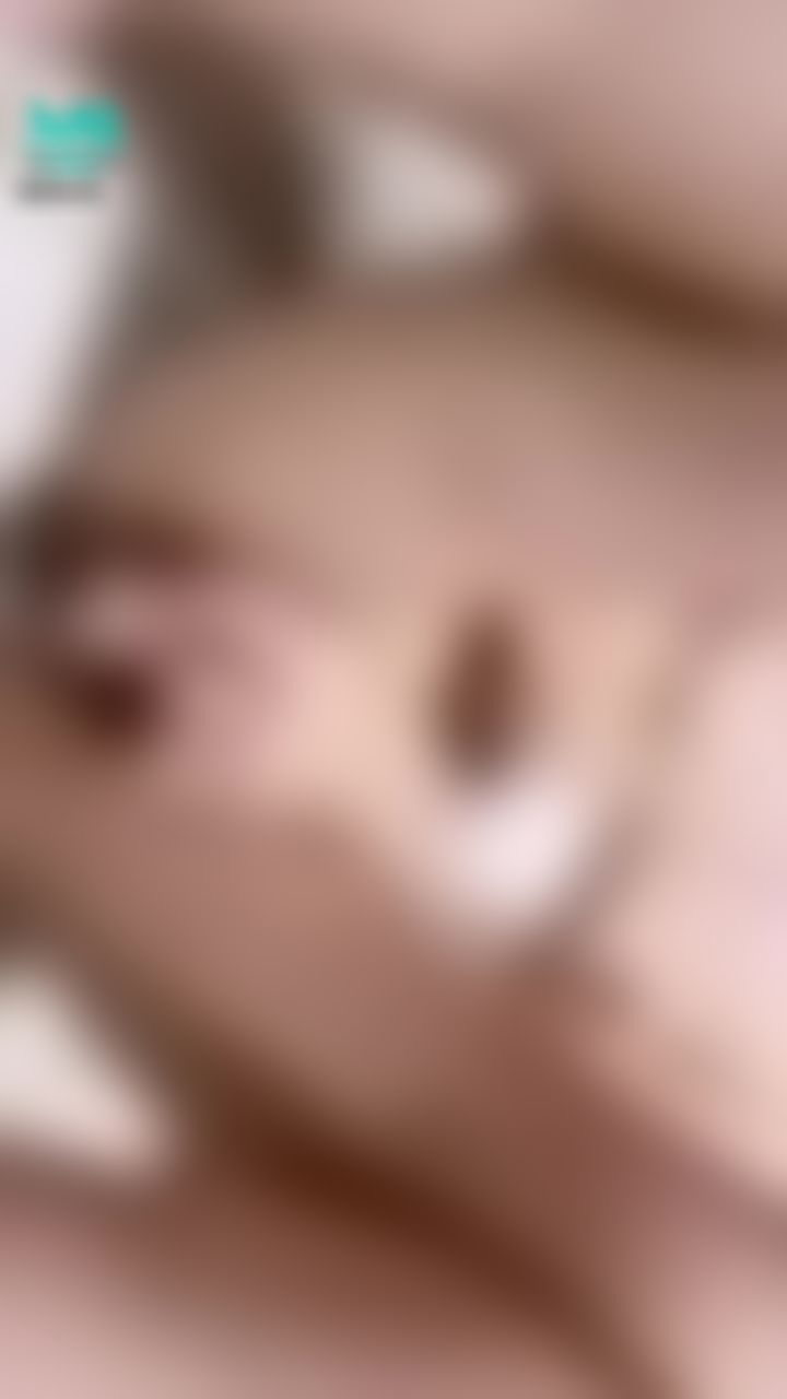  : 🔞一邊沖熱水小怪獸一直震動下面💦忍不住叫了🔊😣