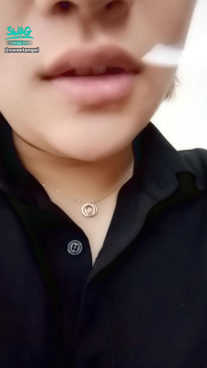 s********l : 小哥哥們吃飽飯了嗎？在忙也要記得吃飽飽的唷！要幫我拍拍胸口上的灰嗎？哈哈哈哈哈，，，，，討厭啦！😘😘🤭🤭🤭🤭😂😂🌼