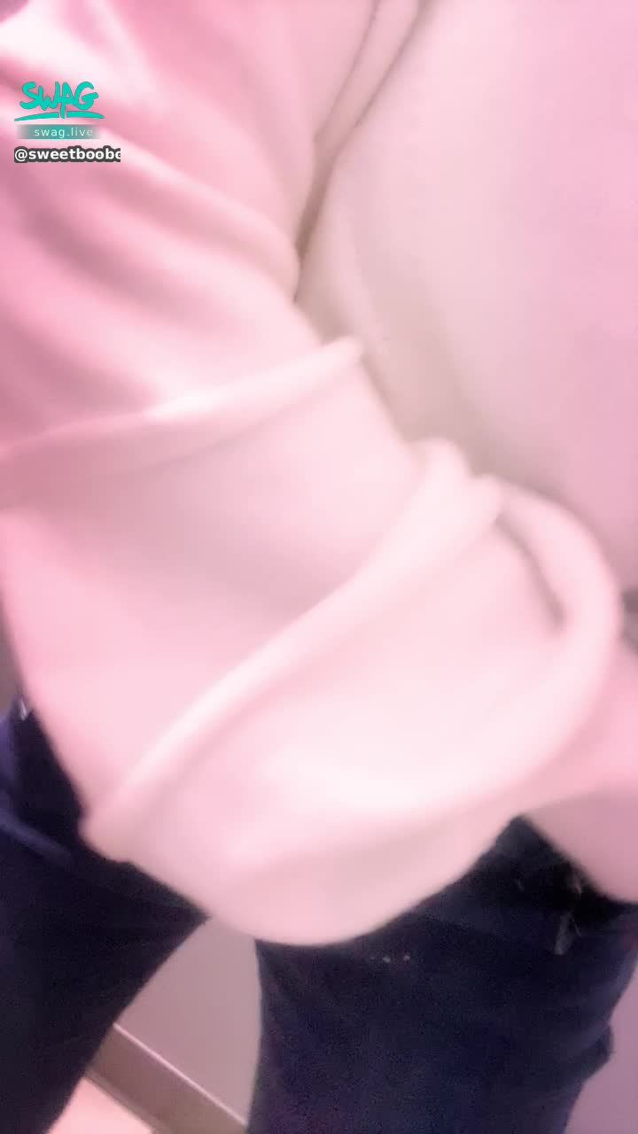 sweetbooboo : 偷窺視角😈上學遲到💦💦來來 學校廁所偷拍尿尿❤️
波波白嫩嫩的屁屁😈